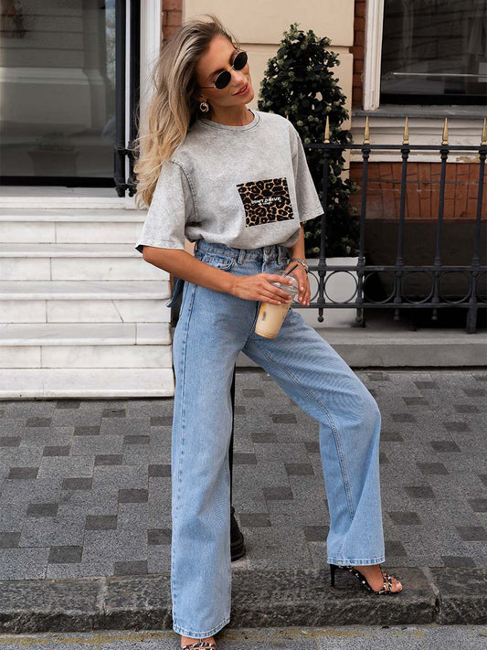 Straight-cut blue jeans with leopard print