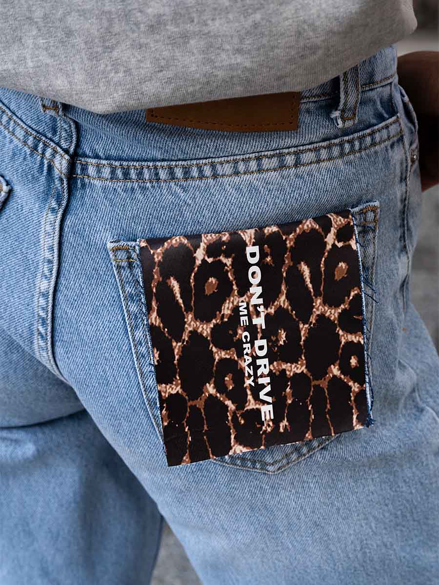 Straight-cut blue jeans with leopard print