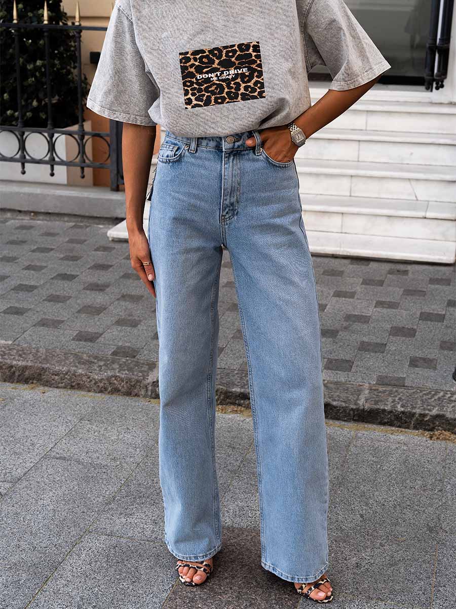 Straight-cut blue jeans with leopard print