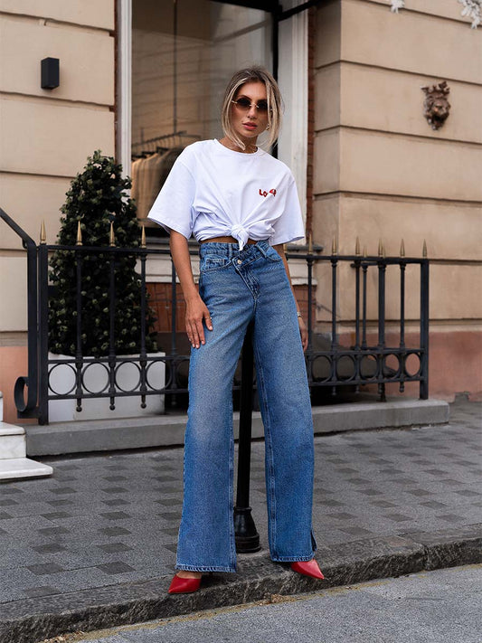 Blue straight-cut jeans with an oblique zipper