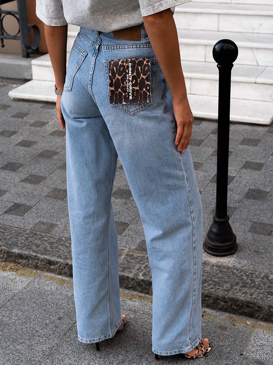 Straight-cut blue jeans with leopard print